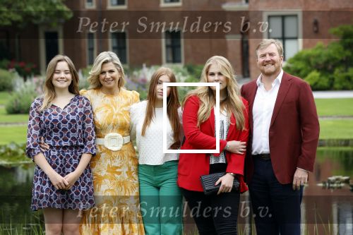 Den haag 16 juli 2021
Koninklijk fotouurtje met Koning Willem Alexander Koningin Maxima Prinses Amalia Alexia en Ariane in de tuin van Paleis Huis ten Bosch.