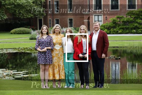 Den haag 16 juli 2021
Koninklijk fotouurtje met Koning Willem Alexander Koningin Maxima Prinses Amalia Alexia en Ariane in de tuin van Paleis Huis ten Bosch.