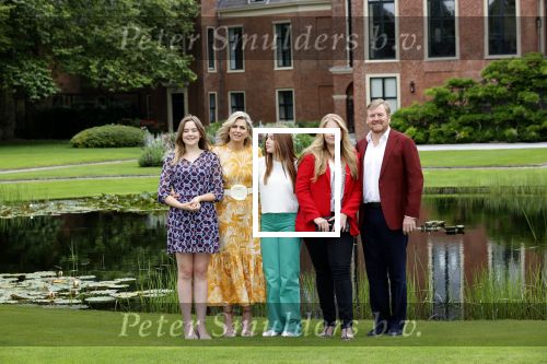 Den haag 16 juli 2021
Koninklijk fotouurtje met Koning Willem Alexander Koningin Maxima Prinses Amalia Alexia en Ariane in de tuin van Paleis Huis ten Bosch.