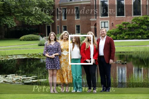 Den haag 16 juli 2021
Koninklijk fotouurtje met Koning Willem Alexander Koningin Maxima Prinses Amalia Alexia en Ariane in de tuin van Paleis Huis ten Bosch.