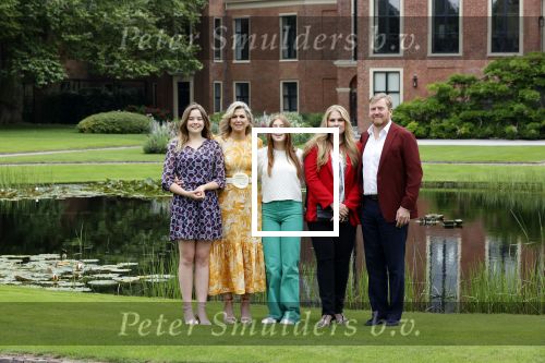 Den haag 16 juli 2021
Koninklijk fotouurtje met Koning Willem Alexander Koningin Maxima Prinses Amalia Alexia en Ariane in de tuin van Paleis Huis ten Bosch.
