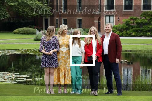 Den haag 16 juli 2021
Koninklijk fotouurtje met Koning Willem Alexander Koningin Maxima Prinses Amalia Alexia en Ariane in de tuin van Paleis Huis ten Bosch.