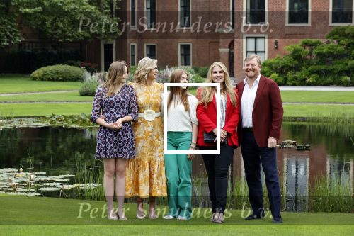 Den haag 16 juli 2021
Koninklijk fotouurtje met Koning Willem Alexander Koningin Maxima Prinses Amalia Alexia en Ariane in de tuin van Paleis Huis ten Bosch.