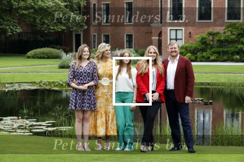 Den haag 16 juli 2021
Koninklijk fotouurtje met Koning Willem Alexander Koningin Maxima Prinses Amalia Alexia en Ariane in de tuin van Paleis Huis ten Bosch.