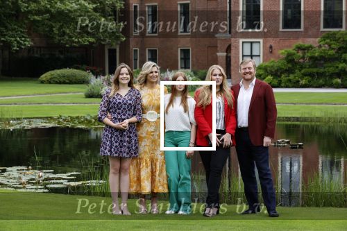 Den haag 16 juli 2021
Koninklijk fotouurtje met Koning Willem Alexander Koningin Maxima Prinses Amalia Alexia en Ariane in de tuin van Paleis Huis ten Bosch.
