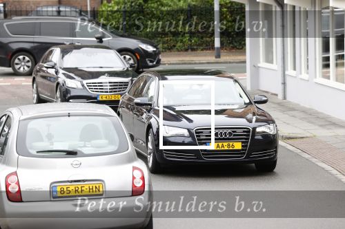 Hilversum 30 juni 2021
Koning Willem Alexander en Koningin Maxima arriveren bij theater Gooiland voor de uitreiking van de appeltjes van Oranje . Ze komen met de verlengde audi A8 van de koning.
