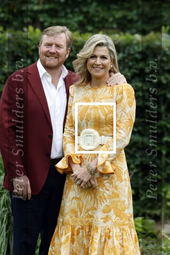 Den haag 16 juli 2021
Koninklijk fotouurtje met Koning Willem Alexander Koningin Maxima Prinses Amalia Alexia en Ariane in de tuin van Paleis Huis ten Bosch.