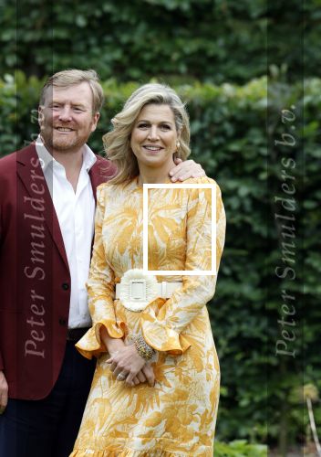 Den haag 16 juli 2021
Koninklijk fotouurtje met Koning Willem Alexander Koningin Maxima Prinses Amalia Alexia en Ariane in de tuin van Paleis Huis ten Bosch.