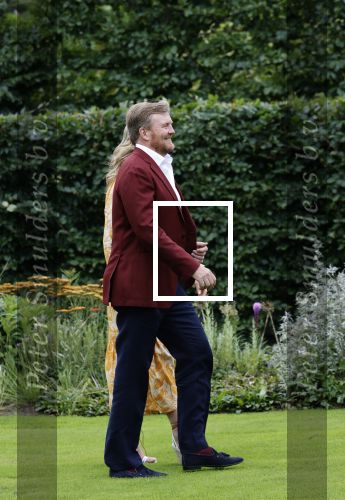 Den haag 16 juli 2021
Koninklijk fotouurtje met Koning Willem Alexander Koningin Maxima Prinses Amalia Alexia en Ariane in de tuin van Paleis Huis ten Bosch.