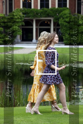 Den haag 16 juli 2021
Koninklijk fotouurtje met Koning Willem Alexander Koningin Maxima Prinses Amalia Alexia en Ariane in de tuin van Paleis Huis ten Bosch.