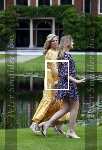 Den haag 16 juli 2021
Koninklijk fotouurtje met Koning Willem Alexander Koningin Maxima Prinses Amalia Alexia en Ariane in de tuin van Paleis Huis ten Bosch.