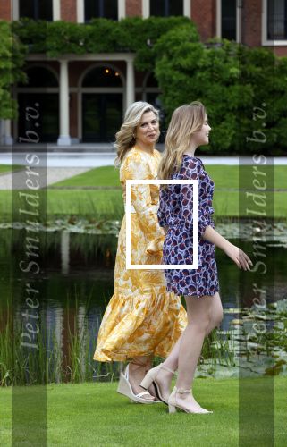 Den haag 16 juli 2021
Koninklijk fotouurtje met Koning Willem Alexander Koningin Maxima Prinses Amalia Alexia en Ariane in de tuin van Paleis Huis ten Bosch.