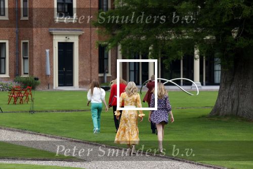 Den haag 16 juli 2021
Koninklijk fotouurtje met Koning Willem Alexander Koningin Maxima Prinses Amalia Alexia en Ariane in de tuin van Paleis Huis ten Bosch.