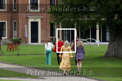 Den haag 16 juli 2021
Koninklijk fotouurtje met Koning Willem Alexander Koningin Maxima Prinses Amalia Alexia en Ariane in de tuin van Paleis Huis ten Bosch.