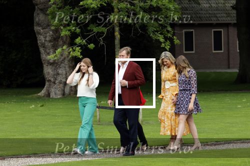 Den haag 16 juli 2021
Koninklijk fotouurtje met Koning Willem Alexander Koningin Maxima Prinses Amalia Alexia en Ariane in de tuin van Paleis Huis ten Bosch.