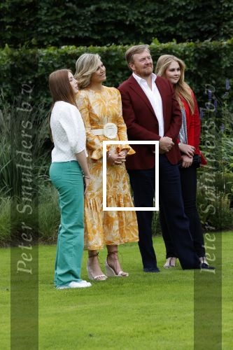 Den haag 16 juli 2021
Koninklijk fotouurtje met Koning Willem Alexander Koningin Maxima Prinses Amalia Alexia en Ariane in de tuin van Paleis Huis ten Bosch.