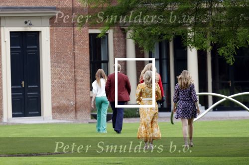 Den haag 16 juli 2021
Koninklijk fotouurtje met Koning Willem Alexander Koningin Maxima Prinses Amalia Alexia en Ariane in de tuin van Paleis Huis ten Bosch.