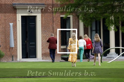 Den haag 16 juli 2021
Koninklijk fotouurtje met Koning Willem Alexander Koningin Maxima Prinses Amalia Alexia en Ariane in de tuin van Paleis Huis ten Bosch.