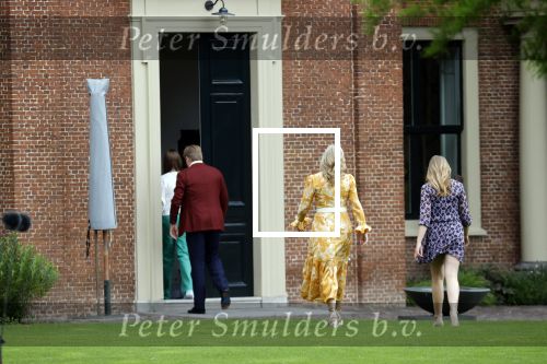 Den haag 16 juli 2021
Koninklijk fotouurtje met Koning Willem Alexander Koningin Maxima Prinses Amalia Alexia en Ariane in de tuin van Paleis Huis ten Bosch.