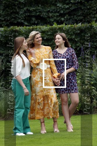 Den haag 16 juli 2021
Koninklijk fotouurtje met Koning Willem Alexander Koningin Maxima Prinses Amalia Alexia en Ariane in de tuin van Paleis Huis ten Bosch.