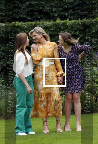 Den haag 16 juli 2021
Koninklijk fotouurtje met Koning Willem Alexander Koningin Maxima Prinses Amalia Alexia en Ariane in de tuin van Paleis Huis ten Bosch.
