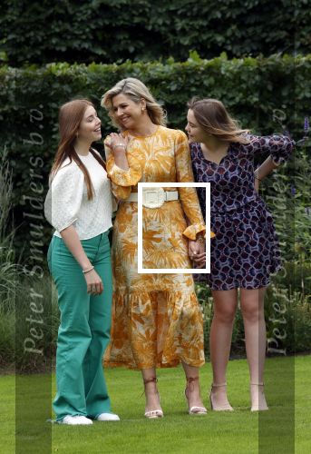 Den haag 16 juli 2021
Koninklijk fotouurtje met Koning Willem Alexander Koningin Maxima Prinses Amalia Alexia en Ariane in de tuin van Paleis Huis ten Bosch.