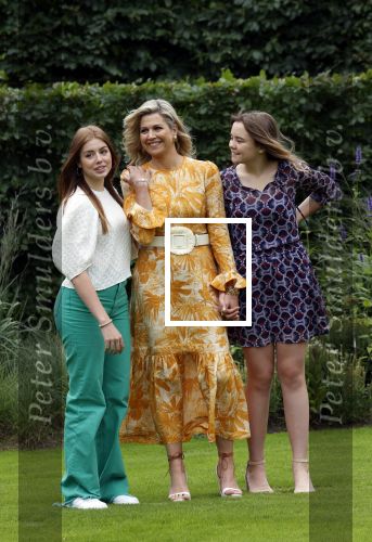 Den haag 16 juli 2021
Koninklijk fotouurtje met Koning Willem Alexander Koningin Maxima Prinses Amalia Alexia en Ariane in de tuin van Paleis Huis ten Bosch.