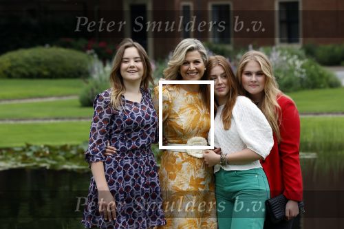 Den haag 16 juli 2021
Koninklijk fotouurtje met Koning Willem Alexander Koningin Maxima Prinses Amalia Alexia en Ariane in de tuin van Paleis Huis ten Bosch.