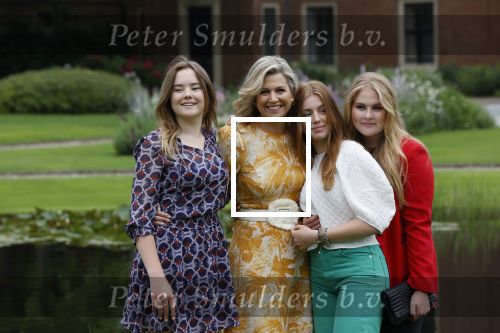 Den haag 16 juli 2021
Koninklijk fotouurtje met Koning Willem Alexander Koningin Maxima Prinses Amalia Alexia en Ariane in de tuin van Paleis Huis ten Bosch.