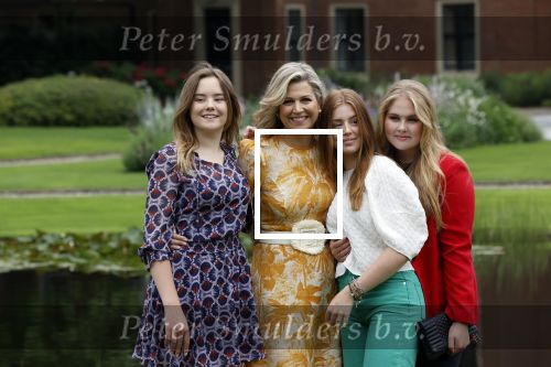 Den haag 16 juli 2021
Koninklijk fotouurtje met Koning Willem Alexander Koningin Maxima Prinses Amalia Alexia en Ariane in de tuin van Paleis Huis ten Bosch.