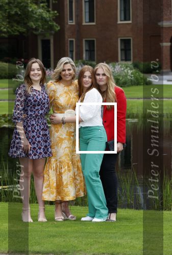 Den haag 16 juli 2021
Koninklijk fotouurtje met Koning Willem Alexander Koningin Maxima Prinses Amalia Alexia en Ariane in de tuin van Paleis Huis ten Bosch.