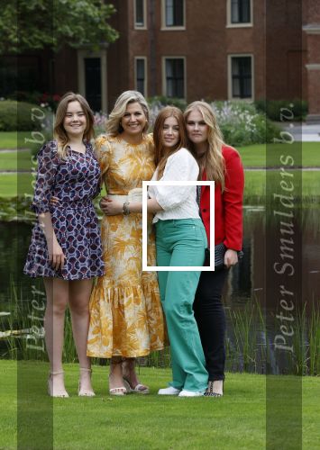 Den haag 16 juli 2021
Koninklijk fotouurtje met Koning Willem Alexander Koningin Maxima Prinses Amalia Alexia en Ariane in de tuin van Paleis Huis ten Bosch.