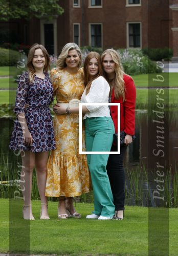 Den haag 16 juli 2021
Koninklijk fotouurtje met Koning Willem Alexander Koningin Maxima Prinses Amalia Alexia en Ariane in de tuin van Paleis Huis ten Bosch.