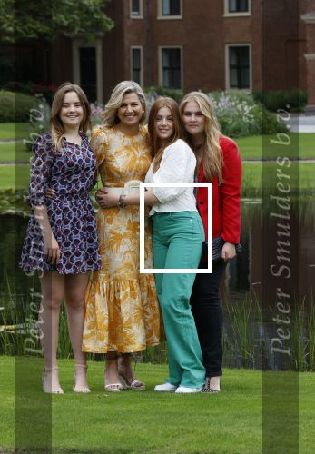 Den haag 16 juli 2021
Koninklijk fotouurtje met Koning Willem Alexander Koningin Maxima Prinses Amalia Alexia en Ariane in de tuin van Paleis Huis ten Bosch.