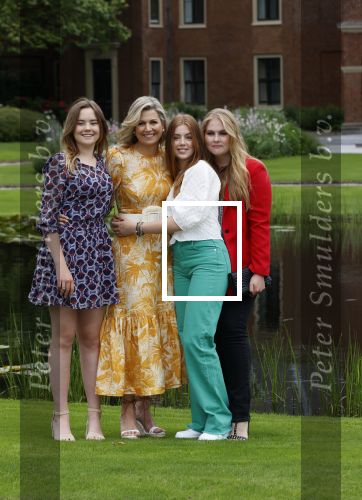 Den haag 16 juli 2021
Koninklijk fotouurtje met Koning Willem Alexander Koningin Maxima Prinses Amalia Alexia en Ariane in de tuin van Paleis Huis ten Bosch.