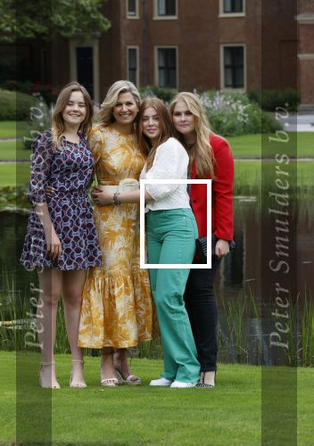 Den haag 16 juli 2021
Koninklijk fotouurtje met Koning Willem Alexander Koningin Maxima Prinses Amalia Alexia en Ariane in de tuin van Paleis Huis ten Bosch.