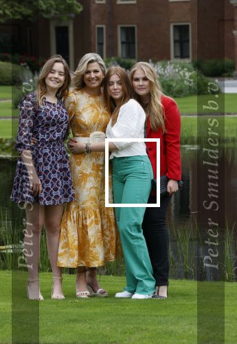 Den haag 16 juli 2021
Koninklijk fotouurtje met Koning Willem Alexander Koningin Maxima Prinses Amalia Alexia en Ariane in de tuin van Paleis Huis ten Bosch.
