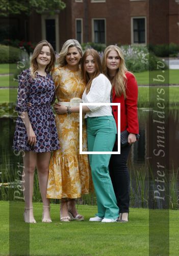 Den haag 16 juli 2021
Koninklijk fotouurtje met Koning Willem Alexander Koningin Maxima Prinses Amalia Alexia en Ariane in de tuin van Paleis Huis ten Bosch.