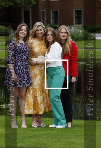 Den haag 16 juli 2021
Koninklijk fotouurtje met Koning Willem Alexander Koningin Maxima Prinses Amalia Alexia en Ariane in de tuin van Paleis Huis ten Bosch.