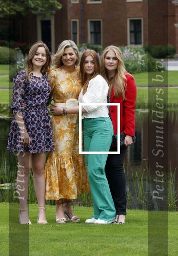 Den haag 16 juli 2021
Koninklijk fotouurtje met Koning Willem Alexander Koningin Maxima Prinses Amalia Alexia en Ariane in de tuin van Paleis Huis ten Bosch.