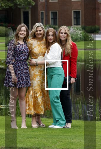 Den haag 16 juli 2021
Koninklijk fotouurtje met Koning Willem Alexander Koningin Maxima Prinses Amalia Alexia en Ariane in de tuin van Paleis Huis ten Bosch.