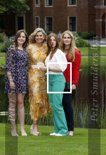 Den haag 16 juli 2021
Koninklijk fotouurtje met Koning Willem Alexander Koningin Maxima Prinses Amalia Alexia en Ariane in de tuin van Paleis Huis ten Bosch.
