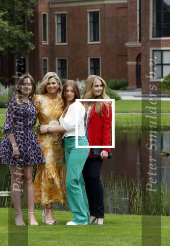 Den haag 16 juli 2021
Koninklijk fotouurtje met Koning Willem Alexander Koningin Maxima Prinses Amalia Alexia en Ariane in de tuin van Paleis Huis ten Bosch.