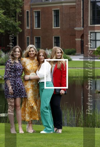 Den haag 16 juli 2021
Koninklijk fotouurtje met Koning Willem Alexander Koningin Maxima Prinses Amalia Alexia en Ariane in de tuin van Paleis Huis ten Bosch.