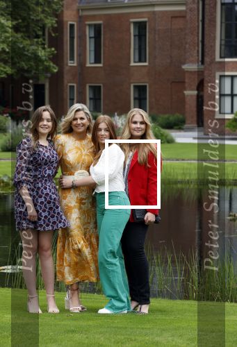 Den haag 16 juli 2021
Koninklijk fotouurtje met Koning Willem Alexander Koningin Maxima Prinses Amalia Alexia en Ariane in de tuin van Paleis Huis ten Bosch.