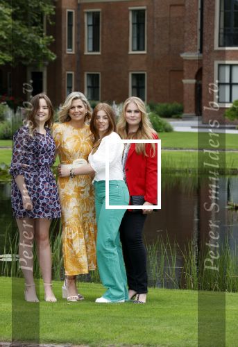 Den haag 16 juli 2021
Koninklijk fotouurtje met Koning Willem Alexander Koningin Maxima Prinses Amalia Alexia en Ariane in de tuin van Paleis Huis ten Bosch.