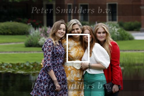 Den haag 16 juli 2021
Koninklijk fotouurtje met Koning Willem Alexander Koningin Maxima Prinses Amalia Alexia en Ariane in de tuin van Paleis Huis ten Bosch.