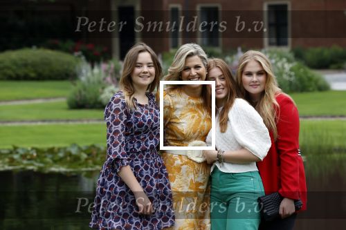 Den haag 16 juli 2021
Koninklijk fotouurtje met Koning Willem Alexander Koningin Maxima Prinses Amalia Alexia en Ariane in de tuin van Paleis Huis ten Bosch.