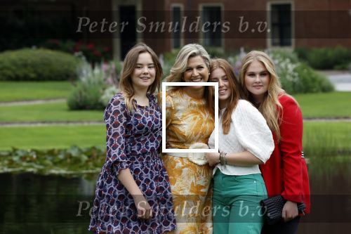 Den haag 16 juli 2021
Koninklijk fotouurtje met Koning Willem Alexander Koningin Maxima Prinses Amalia Alexia en Ariane in de tuin van Paleis Huis ten Bosch.