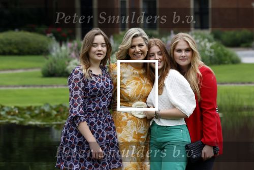 Den haag 16 juli 2021
Koninklijk fotouurtje met Koning Willem Alexander Koningin Maxima Prinses Amalia Alexia en Ariane in de tuin van Paleis Huis ten Bosch.